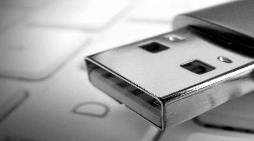 Hacker cria pen drive que explode após instalar vírus no PC